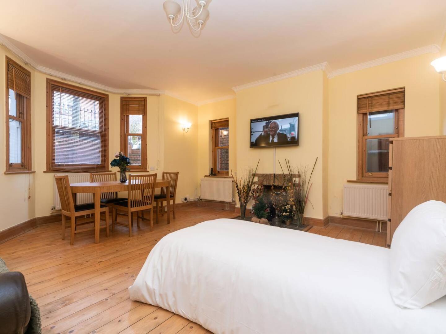 Garden Flat With A Heath Views & Skyline Appartamento Londra